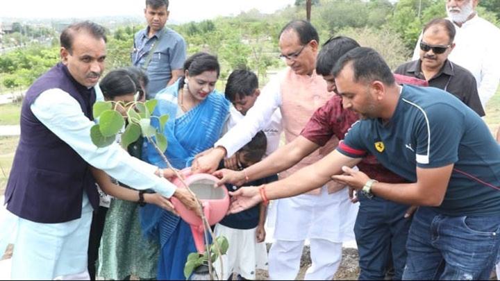 मुख्यमंत्री श्री चौहान के साथ वरिष्ठ पत्रकार कल्याण संघ के सदस्यों ने पौधे रोपे